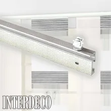 Paneelwagen mit Klettverbindung für die Schiebevorhänge.