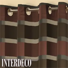 Die Ösenschals befestigt an einer Edelstahl-Gardinenstange.