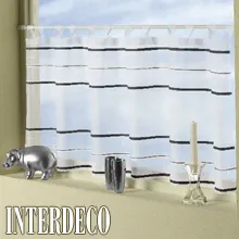 Mit Schlaufen ausgestattete Scheibengardinen befestigt an Scheibenstangen.