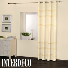 Beige Gardinen für eine behagliche Fensterdekoration.