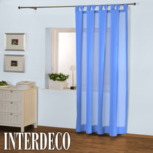 Blaue Gardinen für die Fenster.