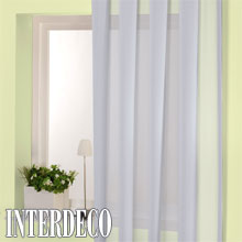 Durchscheinende Gardinen mit den eingeschränkten Sichtschutz.