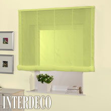 Grüne Gardinen für Frische an den Fenstern.