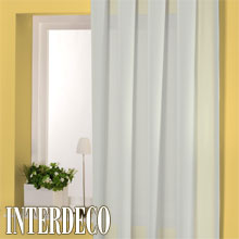 Lichtdurchlässige Gardinen mit Sichtschutz.