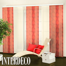 Rote Gardinen - eine kontraststarke Fensterdekoration.