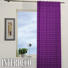 Violette Gardinen für eine exklusive Gestaltung der Fenster.