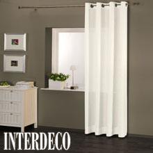 Moderne weiße Gardinen für die Fenster.