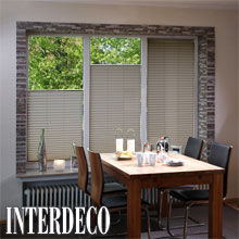 Abdunkelndes Plissee - Fenster ohne Lichteinfall.