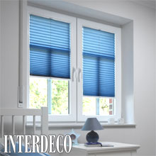 Blaues Plissee für eine harmonische Fensterdekoration.