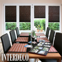 Ein braunes Plissee für einen gemütlichen Sonnenschutz.