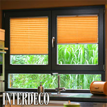 Plissee in Orange für den Sonnenschutz.