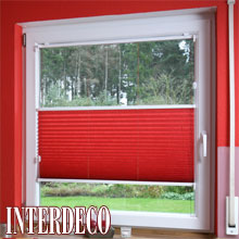 Ein Plissee in Rot - Eindrucksvolle Farbe für die Fenster.