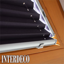 Ein schwarzes Plissee als moderner Sonnenschutz.