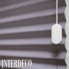 Das Plissee in Grau und Silber sorgt für einen eleganten Sichtschutz.