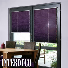 Violettes Plissee sorgt für kreativen Sonnenschutz.